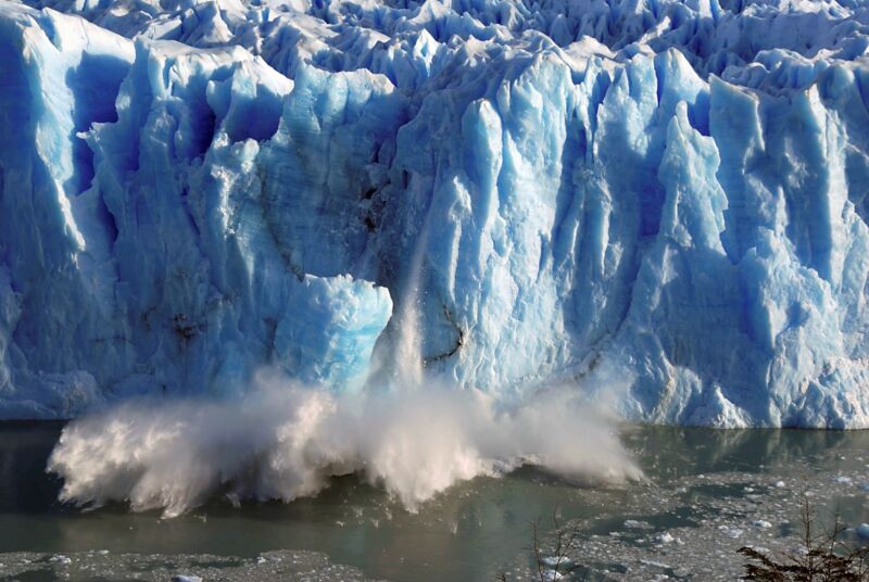Shkencëtarët tregojnë se akullnajat janë duke shkrirë shumë shpejt