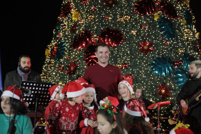 FOTO/ Ndizen dritat e pemës në Sheshin “Skënderbej”, Veliaj: Ftoj të gjithë shqiptarët dhe këdo që të vijë t’i kalojë festat në Tiranë