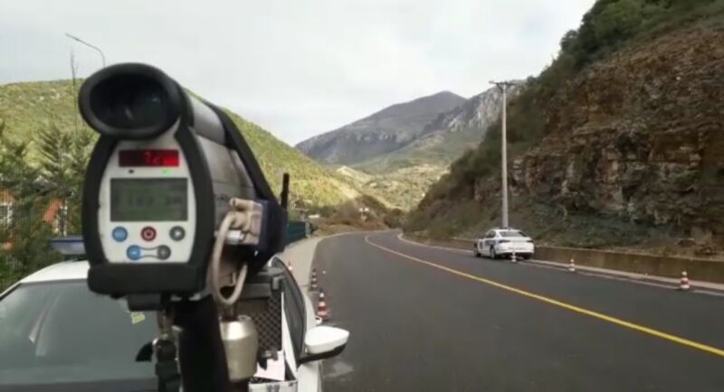 Gjoba për shoferët me shpejtësi “skëterrë”, Policia Rrugore monitoron me radar Rrugën e Arbrit