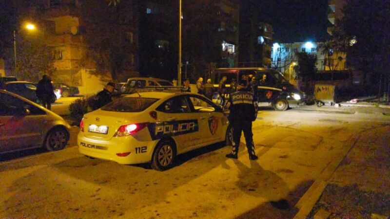Policia ‘blindon’ Sarandën, ngrihen postblloqe, arrestohet një i ri për…