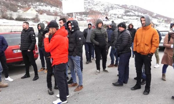 Euronews: Protestuesit tentojnë ta kalojnë kufirin në Morinë, përplasen me policinë