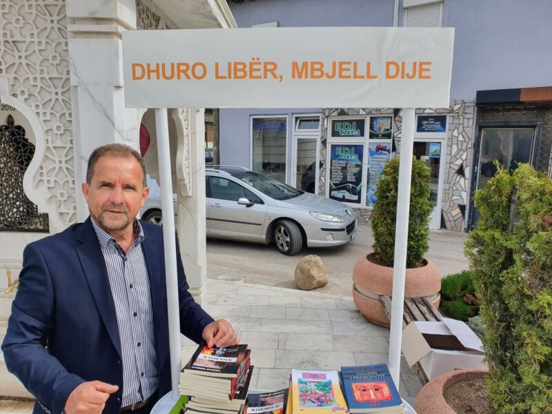 Naser Curri dhuron 80 libra për shkollën në fshatin Sopot