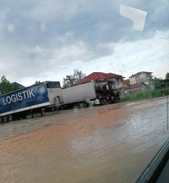 Kaos në Shkup, shiu shkakton vërshime