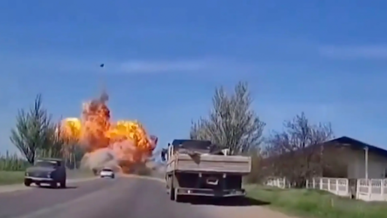 Videot e reja dramatike tregojnë tanket ruse duke u hedhur në erë në Ukrainë