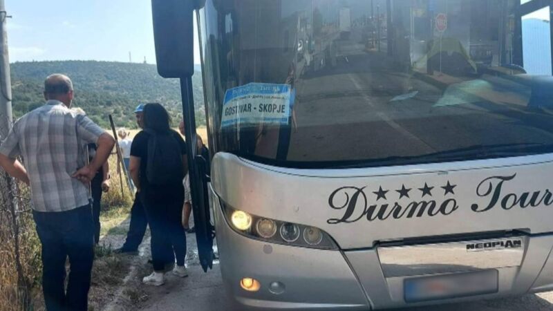 Autobusit të Durmo Tours i plas goma në lëvizje