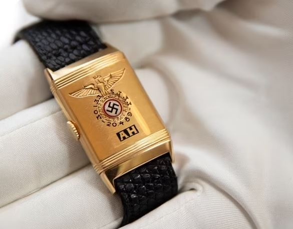 Ora e artë e Hitlerit shitet mbi 1.3 milion euro në ankand