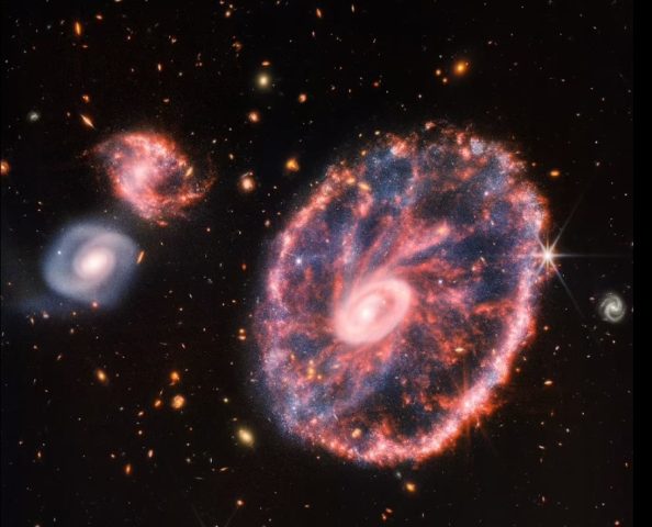 Teleskopi hapësinor sjell imazhe tjera, kësaj radhe të galaktikës Cartwheel që është 500 milionë vite dritë larg Tokës