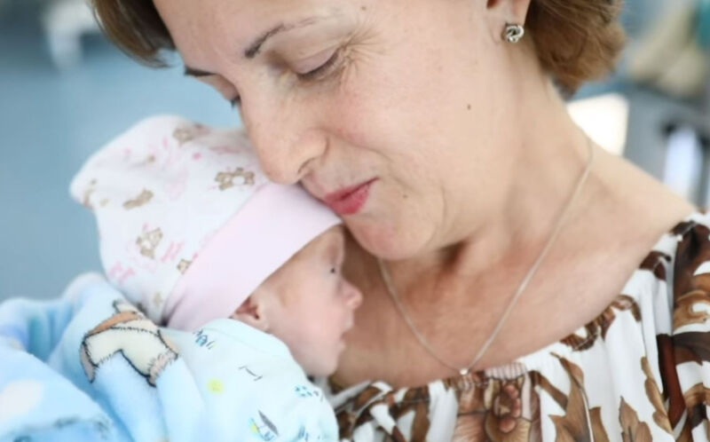 Mrekulli: 52-vjeçarja nga Prishtina bëhet nënë për herë të parë