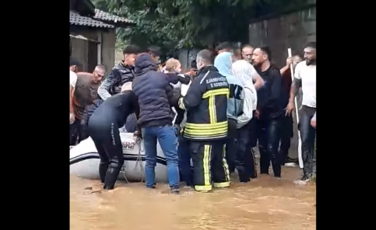 Një foshnje evakuohet nga zjarrfikësit në Gjakovë, spitali i përmbytur nga reshjet