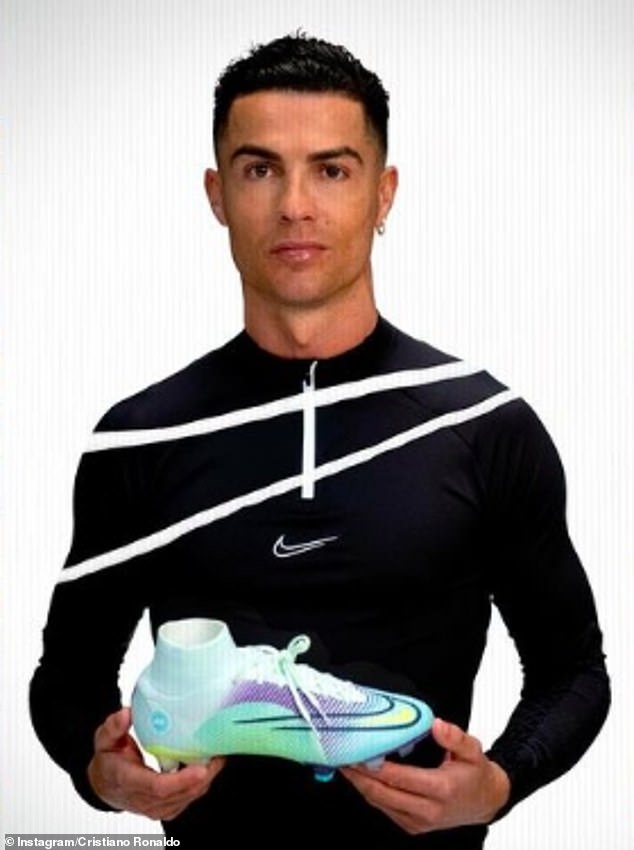 Cristiano Ronaldo tregon palët më të reja të çizmeve Nike në llogarinë e tij në Instagram