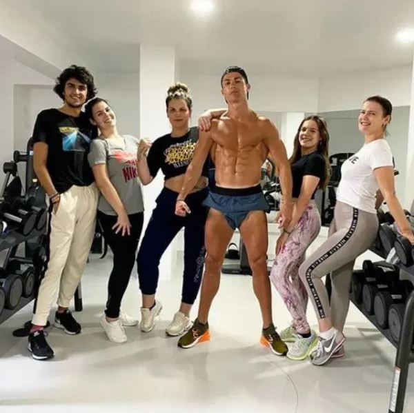  Ronaldo has continued to sculpt his abs during the coronavirus lockdown at home
