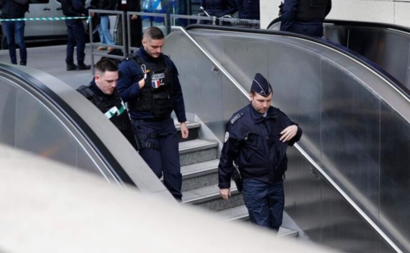 Kërcënonte kalimtarët, policia qëllon një grua në metronë e Parisit