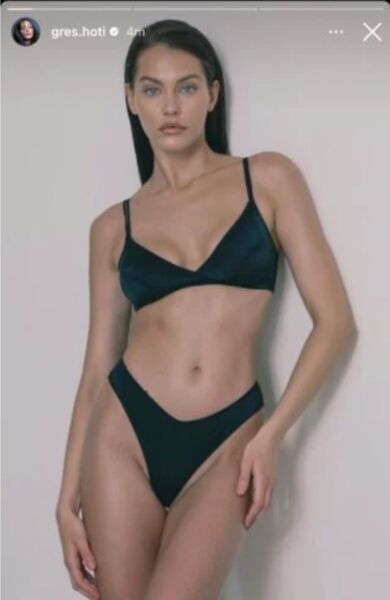 Gresa Hoti trondit rrjetin me fotot në bikini  ekspozon me shumë se ç duhet 