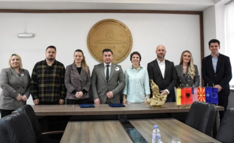 Universiteti i Tetovës dhe Shoqata  TAKT  nënshkruan memorandum bashkëpunimi