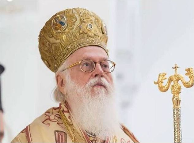 Kortezhi i kryepeshkopit Anastas Janullatos mbërrin në Shqipëri, dhjetëra qytetarë i japin lamtumirën në Kakavijë (FOTO)