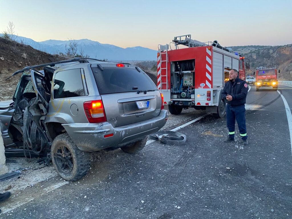 Aksident i frikshëm në Kolonjë/ Makina përplaset me barrierën e betonit, shpëton mrekullisht çifti i bashkëshortëve