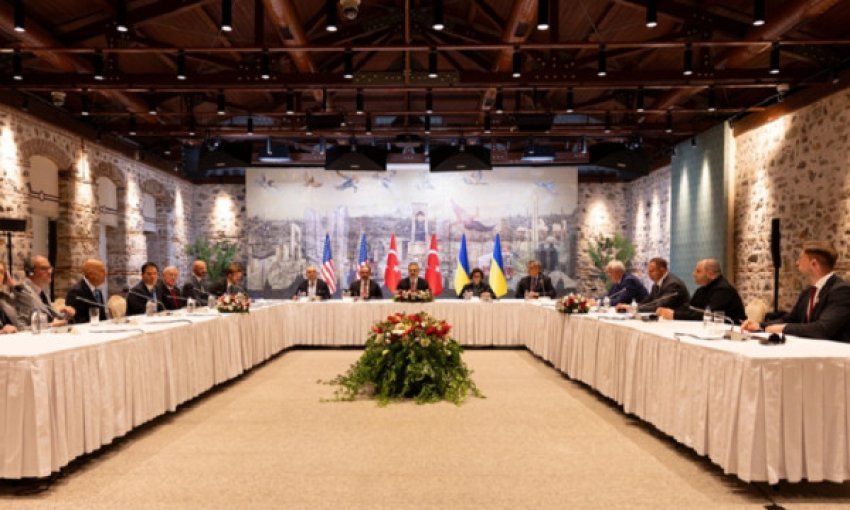 Fillon në Stamboll takimi trepalësh Turqi-SHBA-Ukrainë