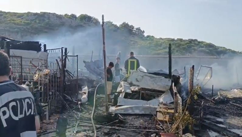 Përfshihen nga flakët dy baraka në lagjen e komunitetit rom, zbardhen detajet e para! Ja shkaqet e zjarrit që dyshohen