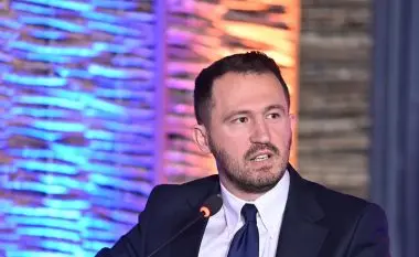 Krasniqi: LVV nuk mund ta rikandidojë Albulena Haxhiun, sipas Kushtetutës duhet ta ndërroj kandidatin