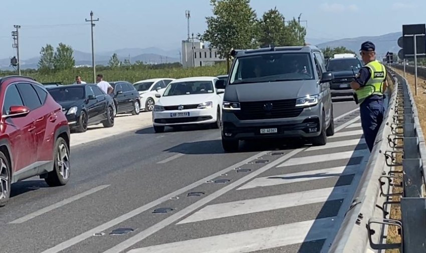 Disa makina përplasen në Lushnjë Fier  radhë kilometrike tek  Pushimi i shoferit 