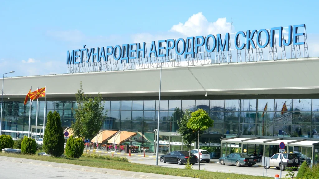 Privohet nga liria shtetasi serb në Aeroportin e Shkupit, kërkohej nga Interpoli i Serbisë