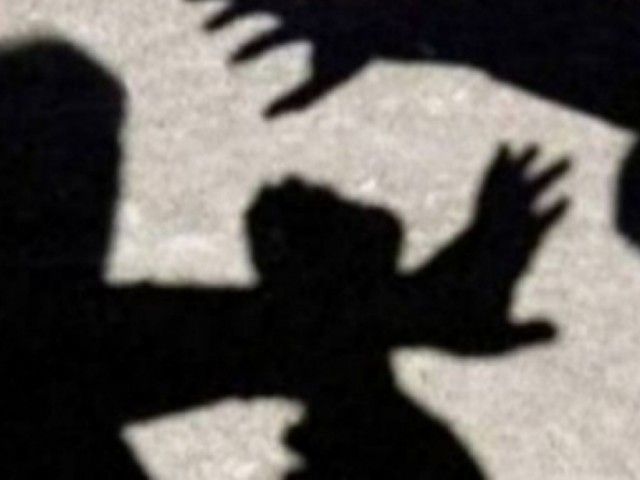 Mori djalin në banesë dhe e dhunoi teksa ia tregonte nënës së tij në telefon, dërgohet në gjyq babai