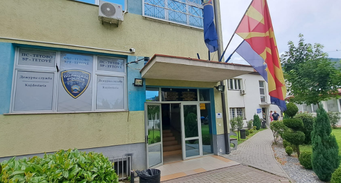 Tetovarit i shkatërrohet vetura e parkuar në rrugë gjatë natës, policia nis hetimet