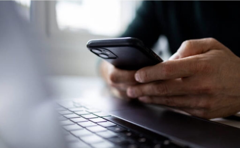 Paraburgim për tetovarin, i cili në Facebook kërcënoi me vrasje një grua dhe zyrtarët e një partie politike