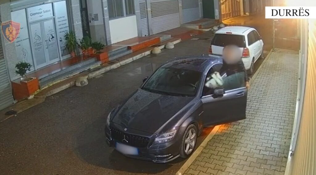 Thyente xhamat e makinave dhe më pas vidhte sende personale, arrestohet 37-vjeçari