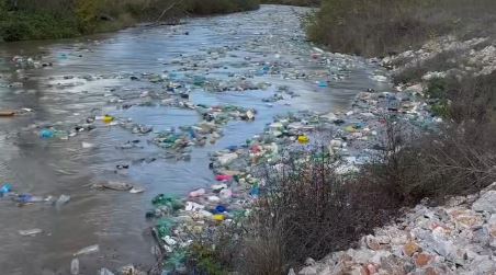 Katastrofë ekologjike në Vardar, shishet plastike pushtojnë lumin