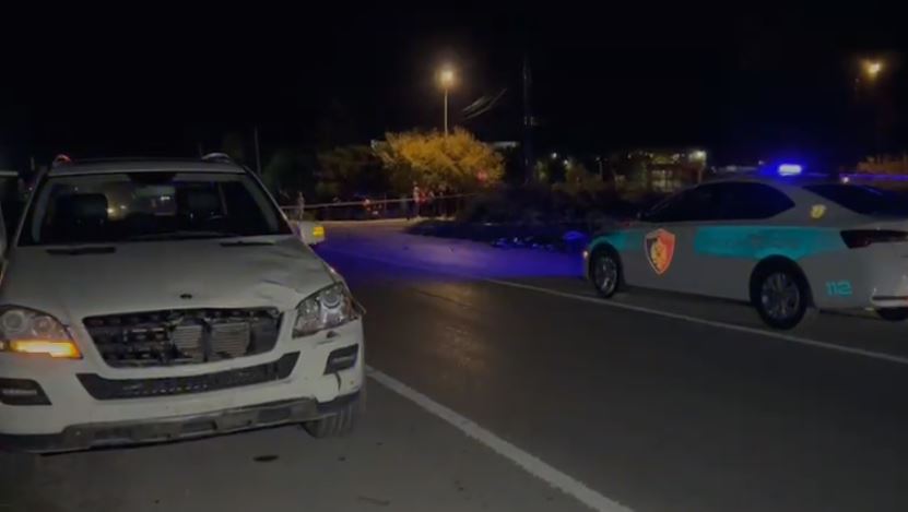 FOTOT/ Aksident në Korçë, makina përplas motorin pranë karburantit! Dyshohet për një viktimë