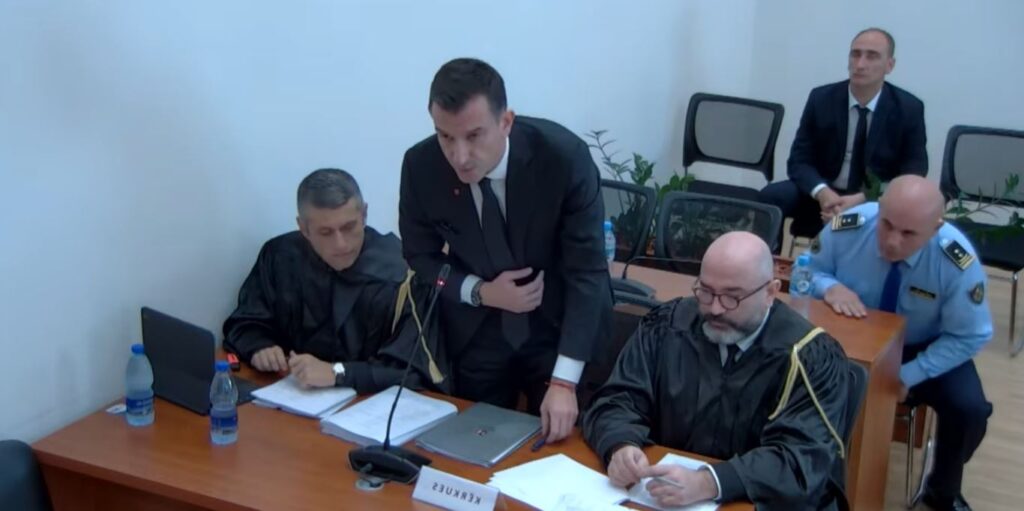 Seanca për shkarkimin/ Erion Veliaj mban fjalën e parë në Kushtetuese, pamjet e ish-kryebashkiakut brenda Gjykatës