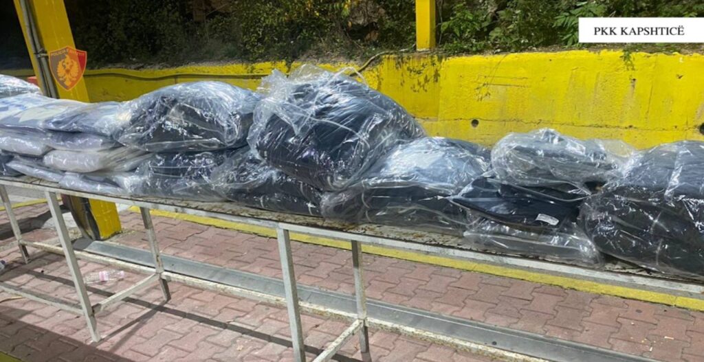 Kontrabandoi nga Greqia veshje me vlerë 100 mijë euro, arrestohet shoferi i autobusit në Kapshticë,