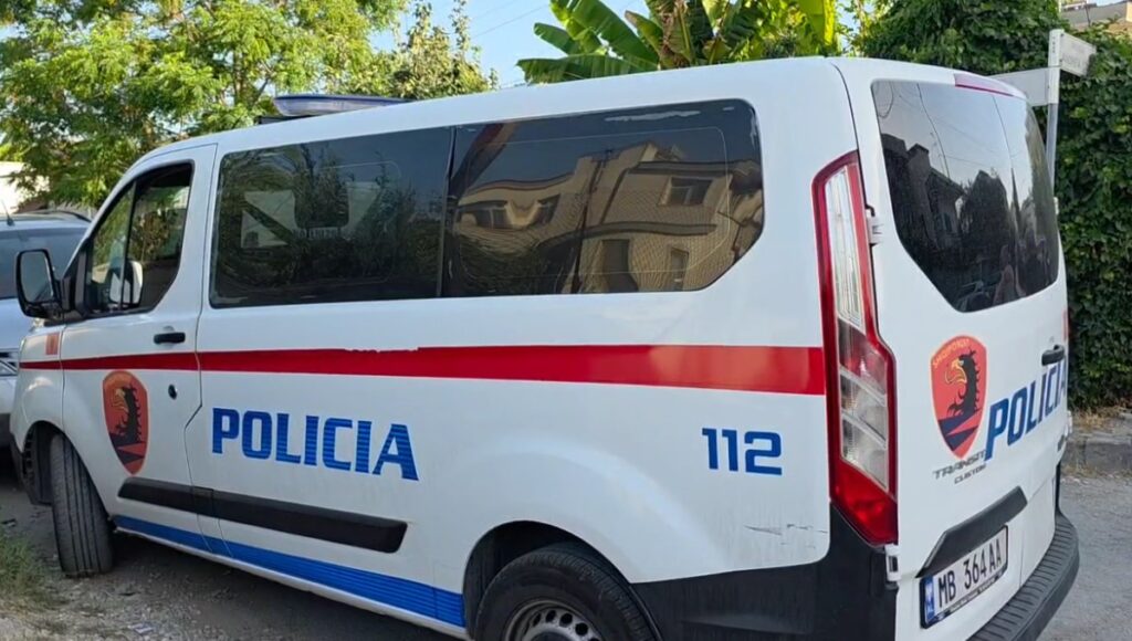 EMRAT/ Morën peng një person që ndodhej në “arrest shtëpie”, shoqërohet në polici vëllai i deputetit Bledion Nallbati dhe dy të tjerë