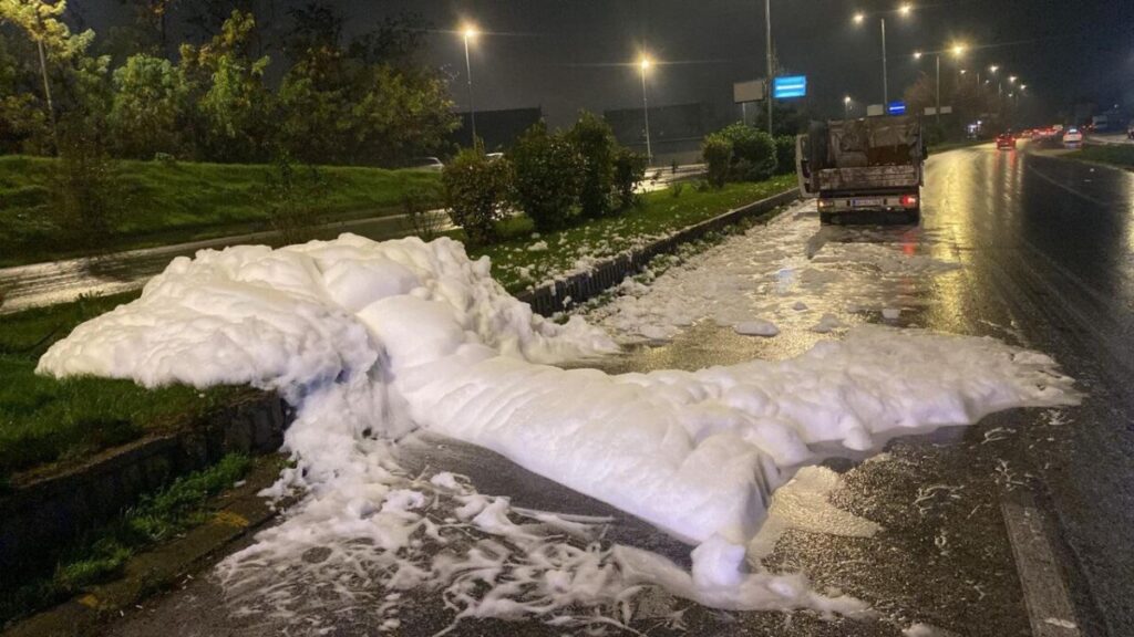 Incident ekologjik në Gazi Babë të Shkupit, identifikohet kompania që derdhi substancë të bardhë në rrugë