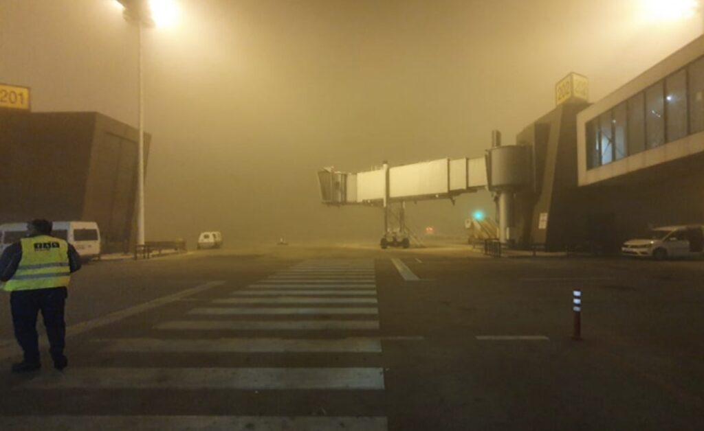 Kaos në qiell mbi Shkup: Stuhia e fuqishme jugore detyron avionët të devijojnë fluturimet