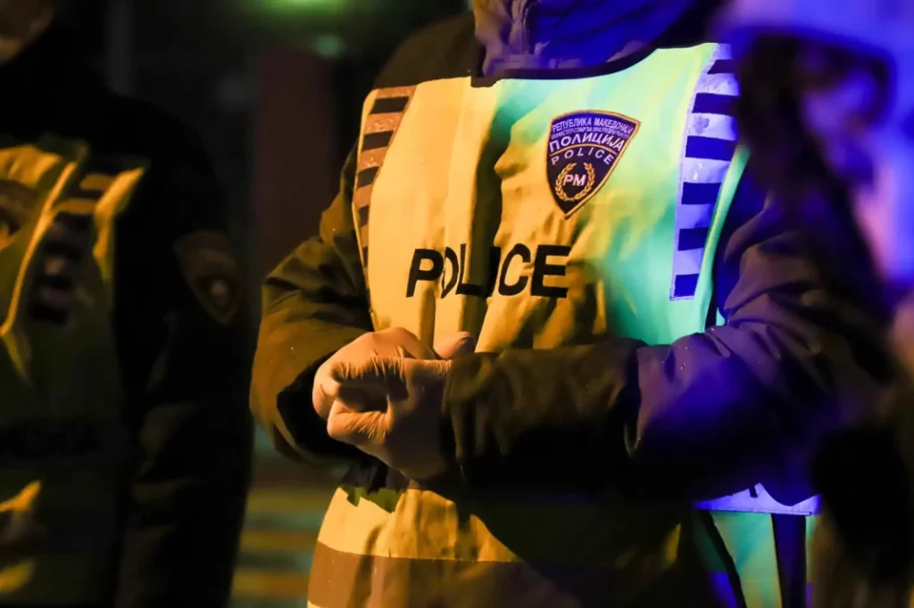 Përplas me veturë policin