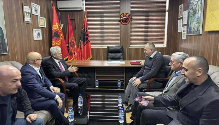 OVL-UÇK-së pret Ali Ahmetin, dakordohen për mbajtjen e protestës së radhës në Shkup