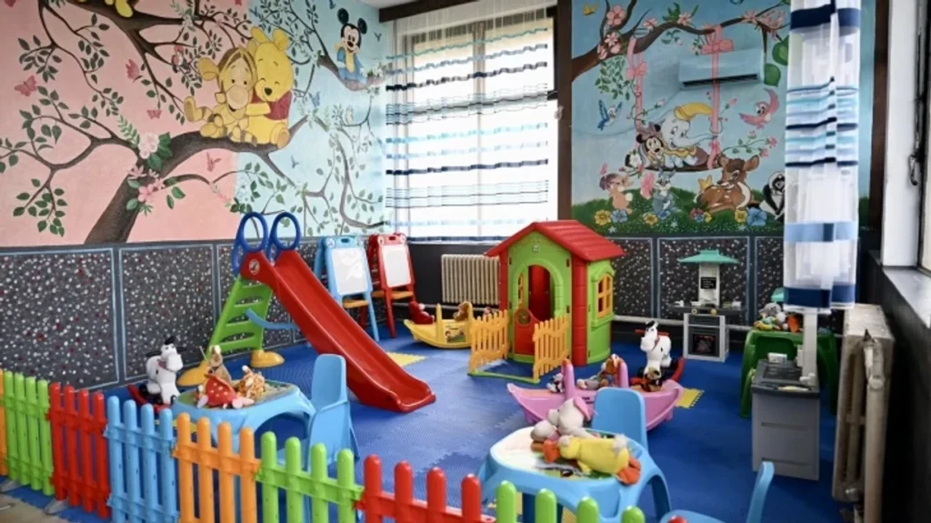 Burgu i Idrizovës u bë me kënd për fëmijë, dedikuar për vizitorët e vegjël gjatë vizitave familjare