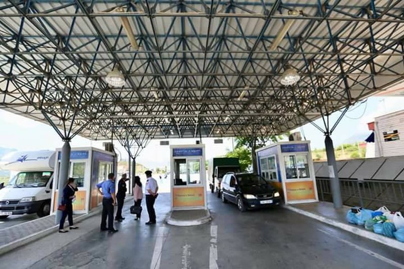 Protesta e fermerëve grekë bllokon segmentin Kakavijë–Janinë, ndërpritet puna edhe në pikën kufitare