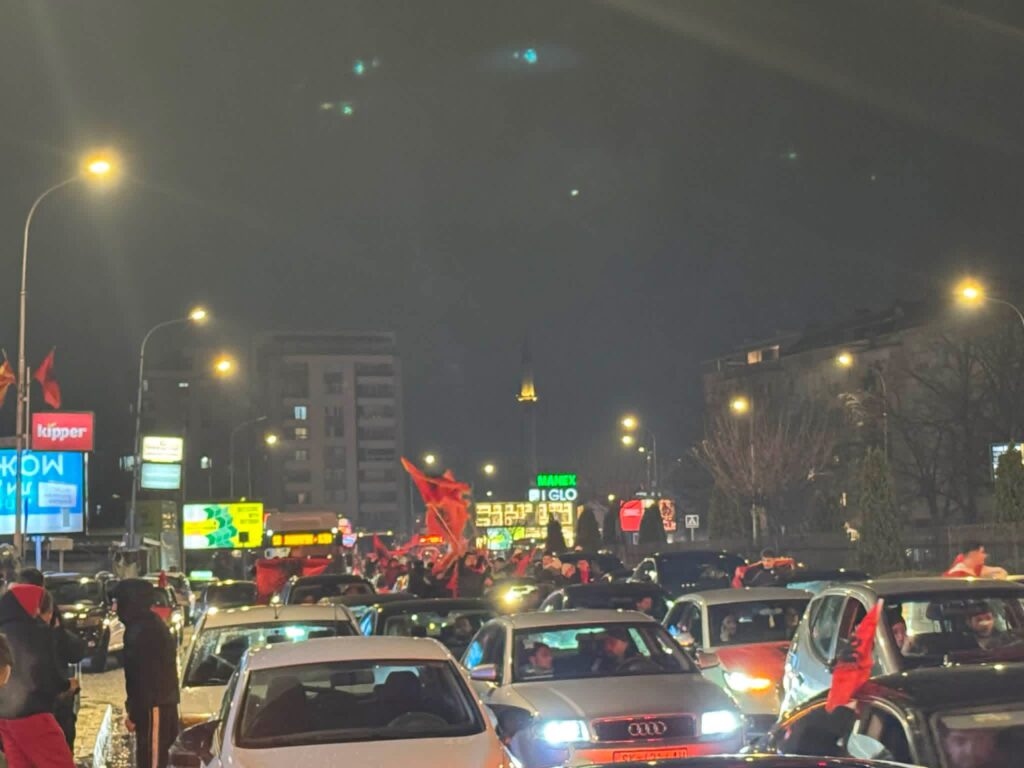 Shkupi në ngjyrat e kombit: “Bac, nipat e mbesat i ke për merak, rri rahat!”