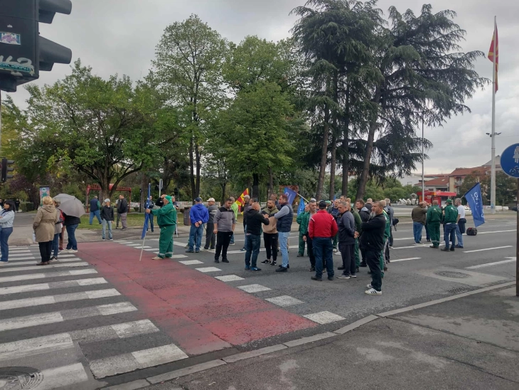 Punonjësit e “Parqe dhe Gjelbërime” vazhdojnë me protestat, asgjë nga pagesa për pagën e shtatorit