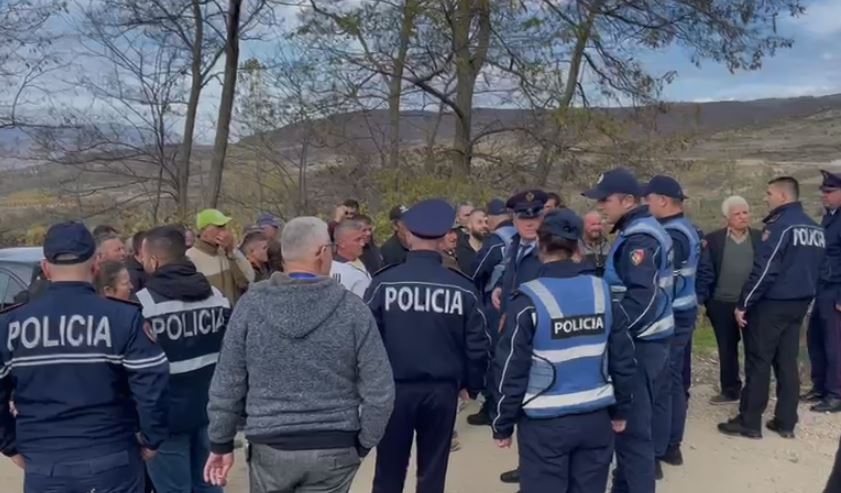 Banorët protestojnë për mbylljen e rrugës që lidh 3 fshatrat me Qukës-Qafë-Plloçë! Bllokohet aksi, përplasje me shoferët e Policinë