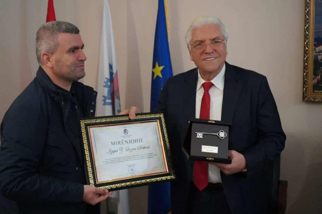 Shqiponja” e Tiranës “fluturoi” në Kukës! Dhuratë e Lazim Destanit, i cili u nderua me Çelësin e Qytetit
