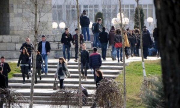 Studentët shesin vauçerët në rrjetet sociale, Janevska i porosit: Mbetet në ndërgjegjen tuaj
