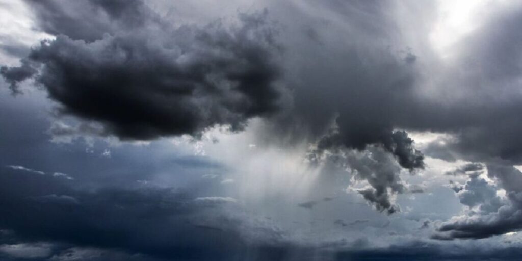 Edhe sot mos harroni çadrat, priten reshje shiu në pjesën më të madhe të territorit