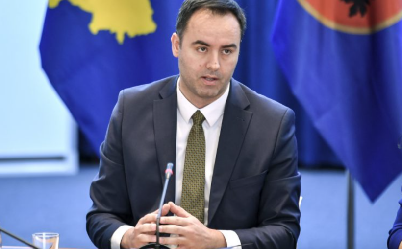 Një hap i ri për Kosovën: Vjosa Osmani mandaton Glauk Konjufcën për qeverisjen e re