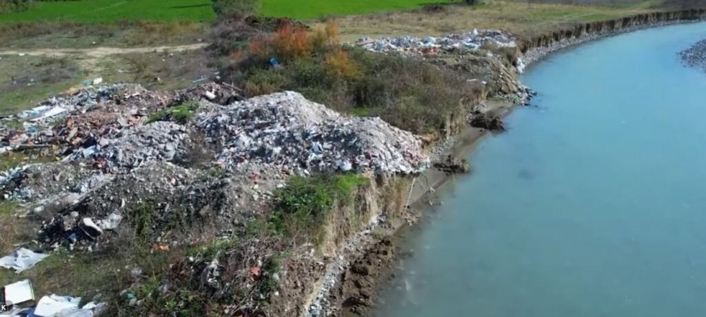 “Institucionet bëjnë një sy qorr”- BIRN: Anës lumenjve, ndotje masive nga landfillet klandestine të mbetjeve