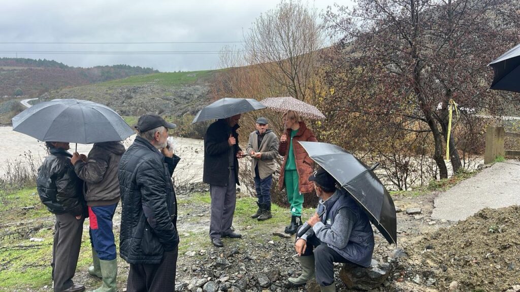 Izolimi i mbi 10 fshatrave nga moti i keq, banorët në protestë: Të sëmurët po presin në mëshirë të fatit