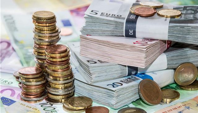 Këmbimi valutor 17 nëntor/ Me sa blihen e shiten dollari dhe euro, çfarë ndodh me monedhat e tjera